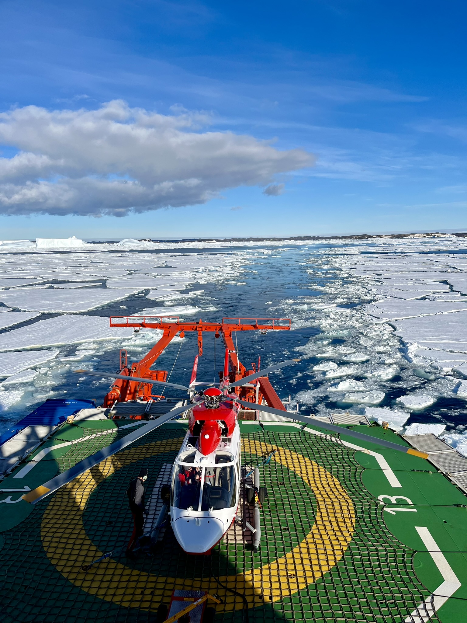 BK 117 auf dem Helideck der Polarstern im Packeis