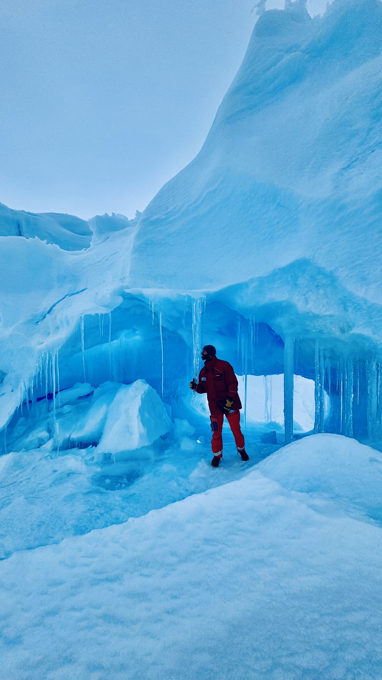 Stefan in einer blauen Eish&ouml;hle