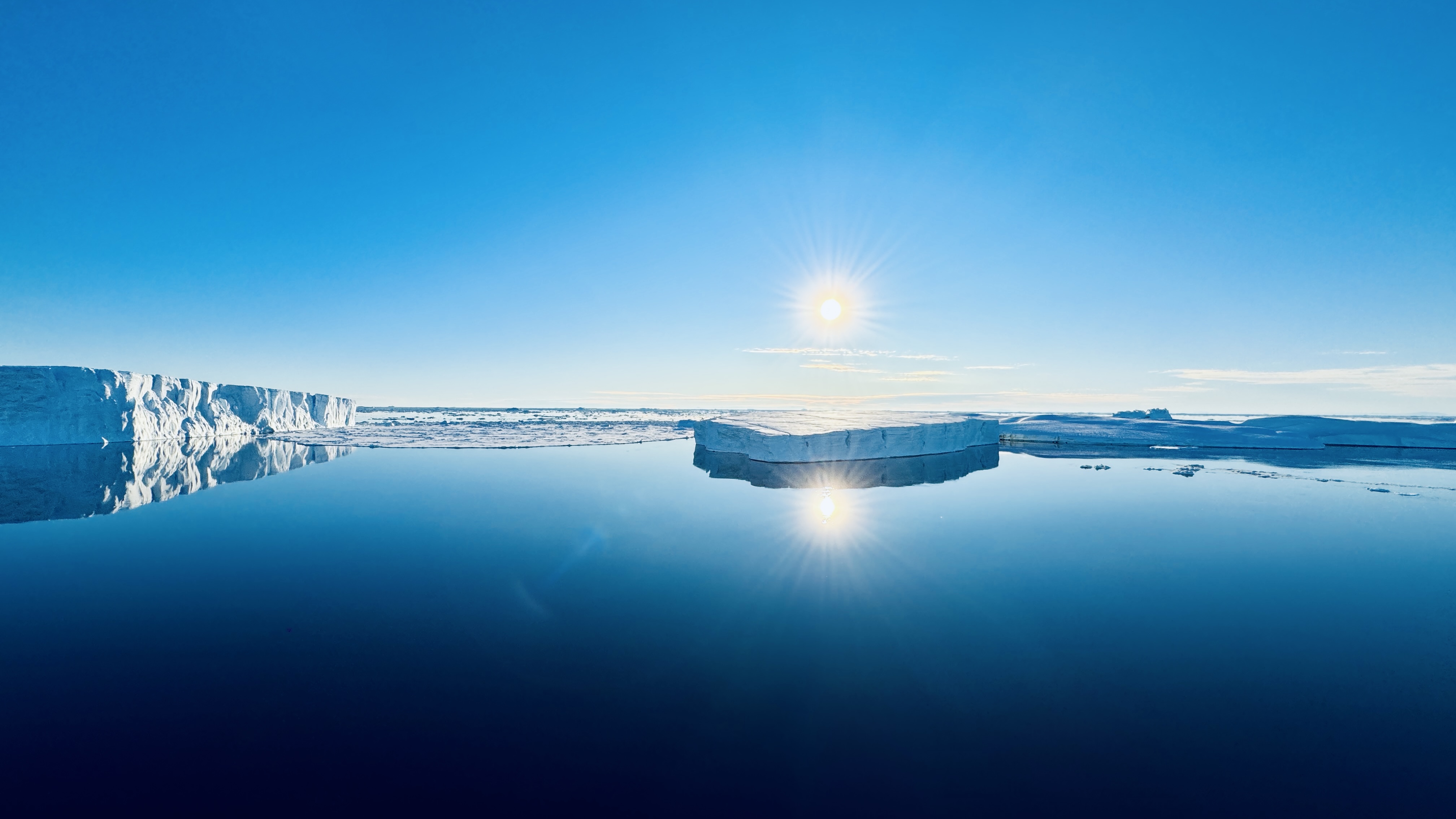 Eisberge spiegeln sich im stillen Polarmeer