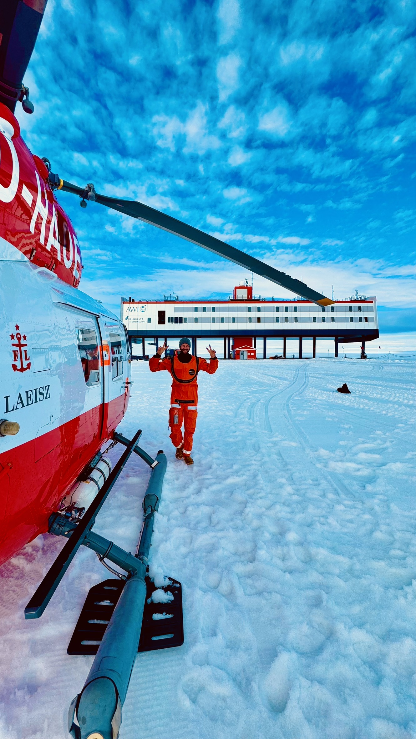 Stefan vor der Neumayer-Station III in der Antarktis