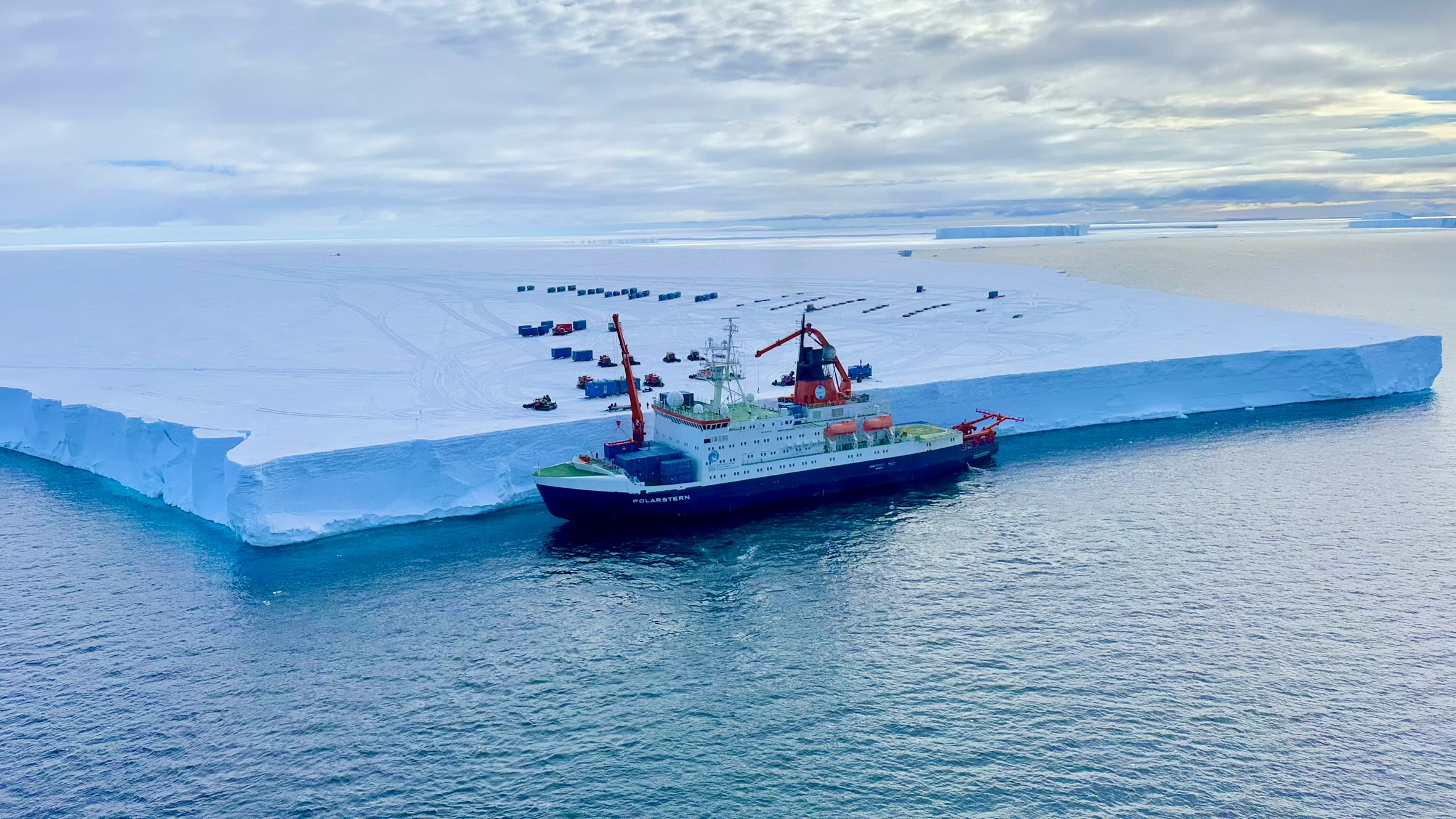 Polarstern am Schelfeis aus der Luft